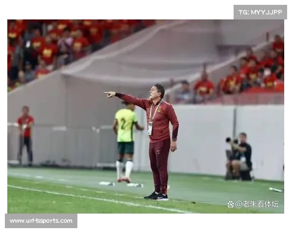 科隆门将施瓦伯扑救失误险酿乌龙,球迷烟火暂停比赛 科隆门将施瓦伯扑救失误险酿乌龙,球迷烟火暂停比赛